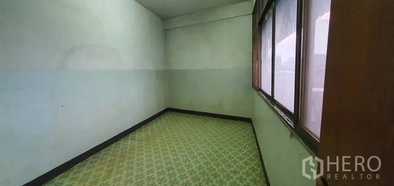 คลังสินค้า ให้เช่าในBang Kho Laem, Bangkok - ห้องแคบพื้นกระเบื้องลายตาราง หน้าต่างยาว ผนังสีเขียวมิ้นต์