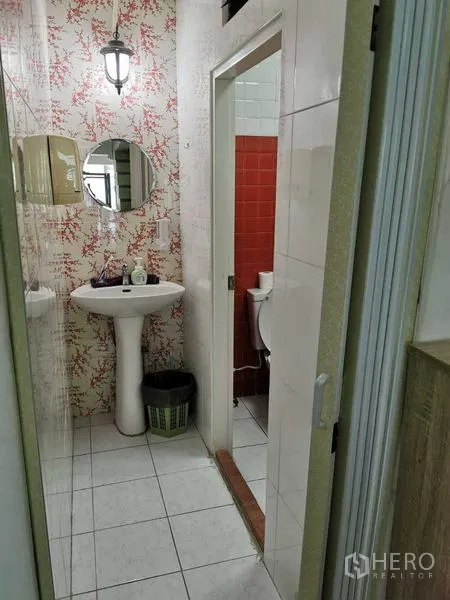 สำนักงาน ให้เช่าในHuai Khwang, Bangkok - ห้องน้ำพร้อมอ่างล้างหน้าขาตั้ง กระจกกลม ผนังลาย และห้องโถงสุขภัณฑ์แยก.