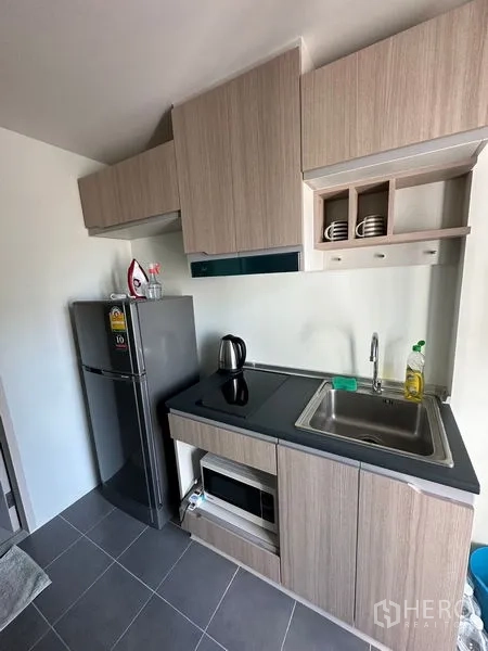 คอนโด ขายในKhlong Toei, Bangkok - ครัวบิวท์อินขนาดกะทัดรัด ตู้เก็บของ อ่างล้างจาน เตาไฟฟ้า ตู้เย็น และไมโครเวฟ