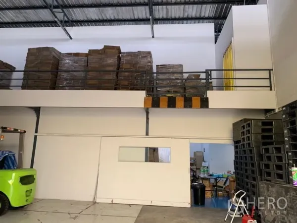 คลังสินค้า ให้เช่าในBang Kapi, Bangkok - ชั้นลอยพร้อมราวกันตกสำหรับเก็บพาเลท ใต้หลังคาเหล็กสูง.