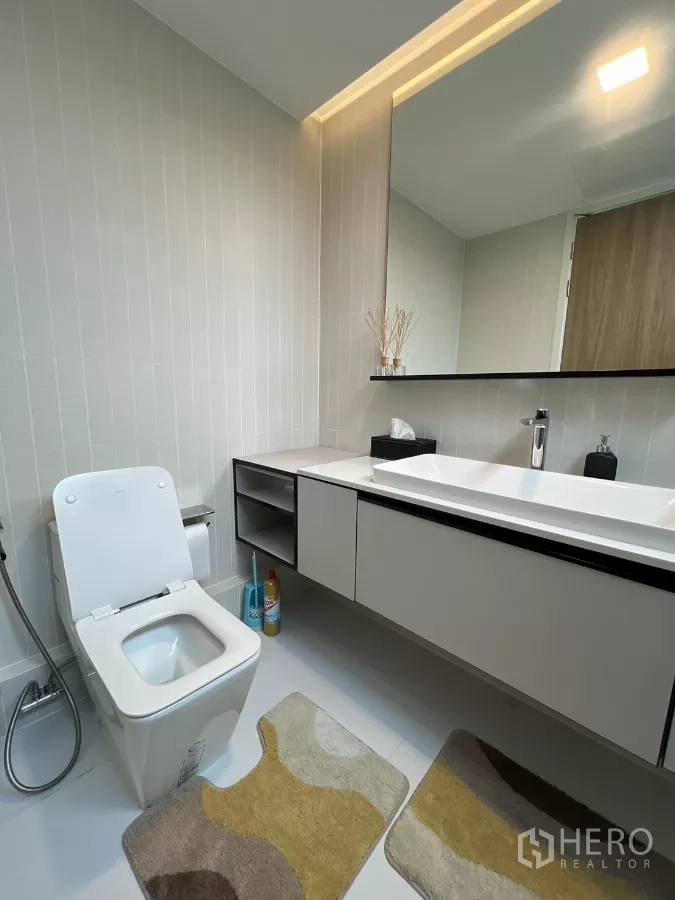 独立式住宅 出租在Saphan Sung, Bangkok - 现代化客卫，悬浮洗手台与智能马桶