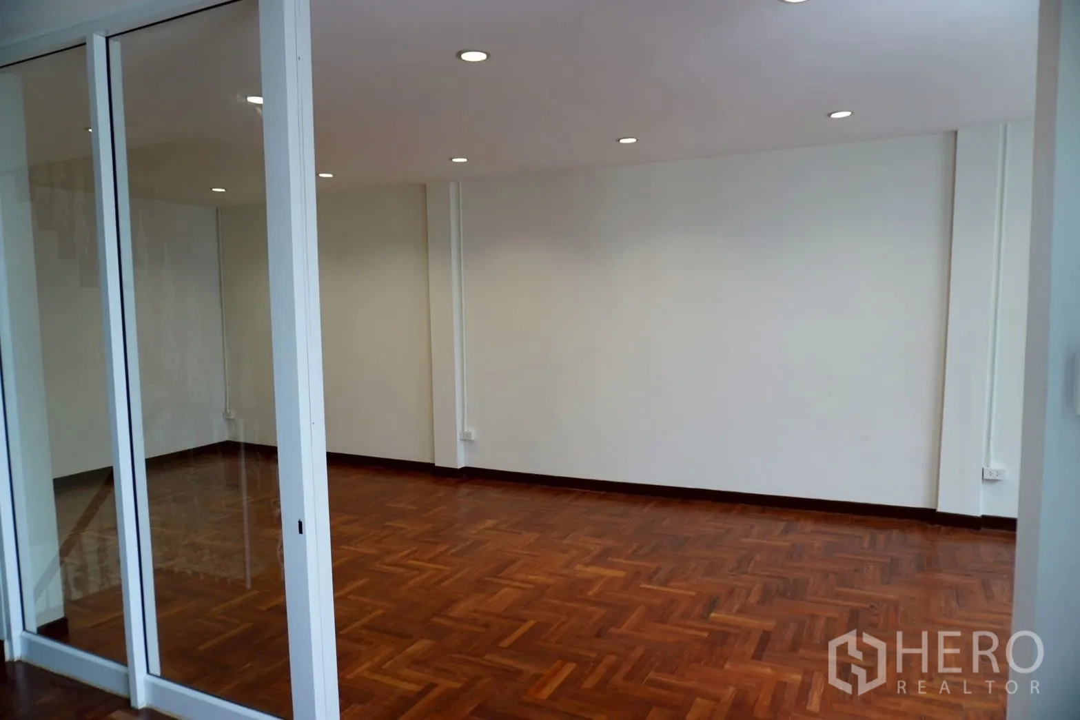 带办公室的家 for rent in Watthana, Bangkok - 大型会议区，人字拼木地和推拉玻璃隔断。