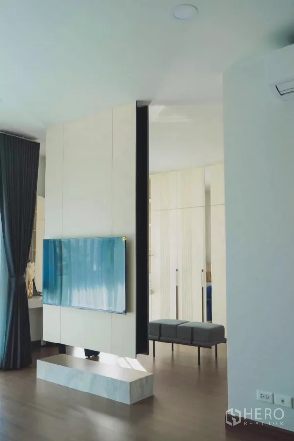 独立式住宅 出租在Bang Phli, Samut Prakan - 主卧电视隔断细节，可见长凳与衣柜。