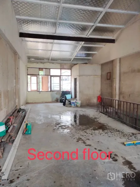 ทาวน์เฮาส์ ให้เช่า - ห้องชั้นสองกว้าง พร้อมฝ้าเพดานแผ่นสะท้อนแสงและหน้าต่างบานใหญ่