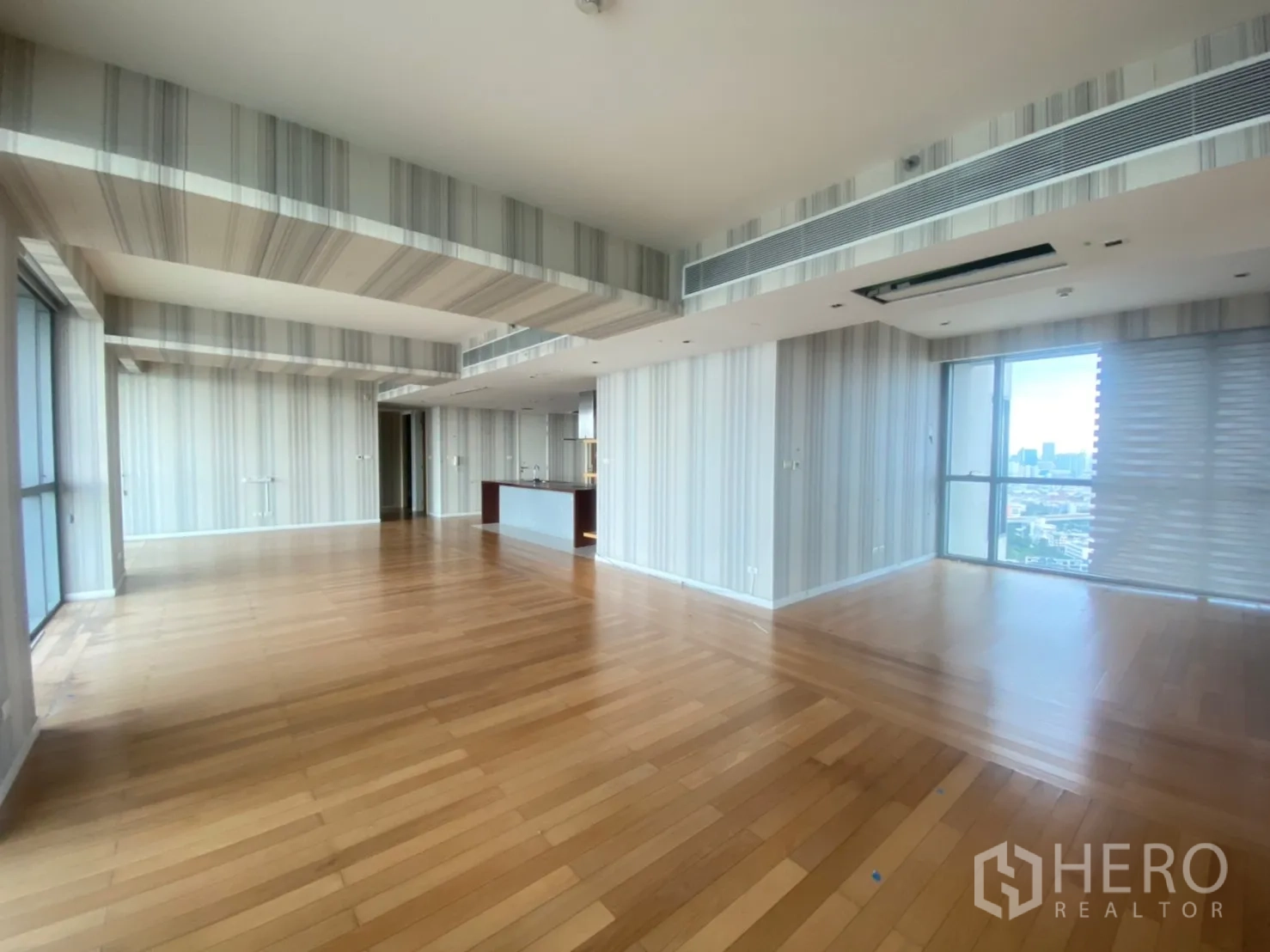 คอนโด ขายในYan Nawa, Bangkok - ห้องนั่งเล่นกว้างพื้นไม้เอ็นจิเนียร์และกระจกมุมกว้างในเดอะ ปาโน