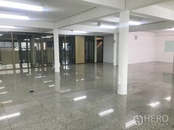 办公空间 出租在Suan Luang, Bangkok - 宽敞空置办公区，立柱、顶灯与整面玻璃隔断。