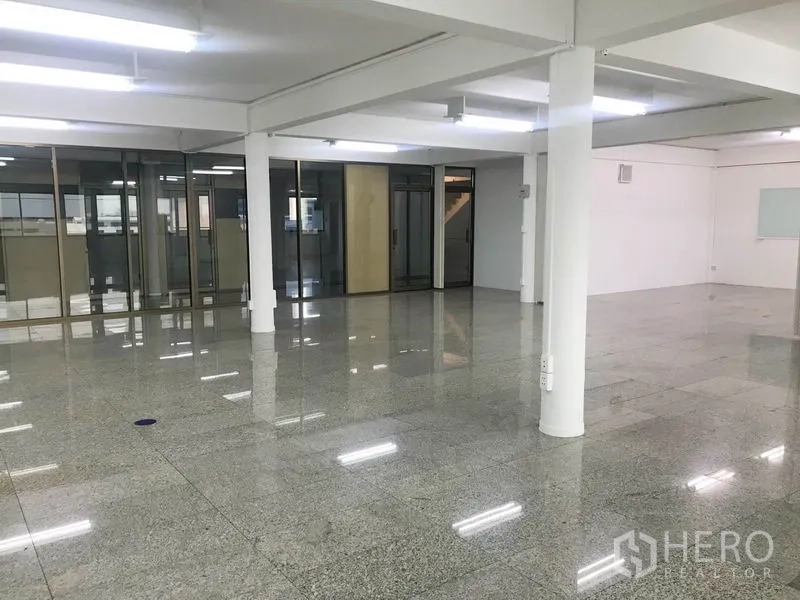 办公空间 出租在Suan Luang, Bangkok - 宽敞空置办公区，立柱、顶灯与整面玻璃隔断。