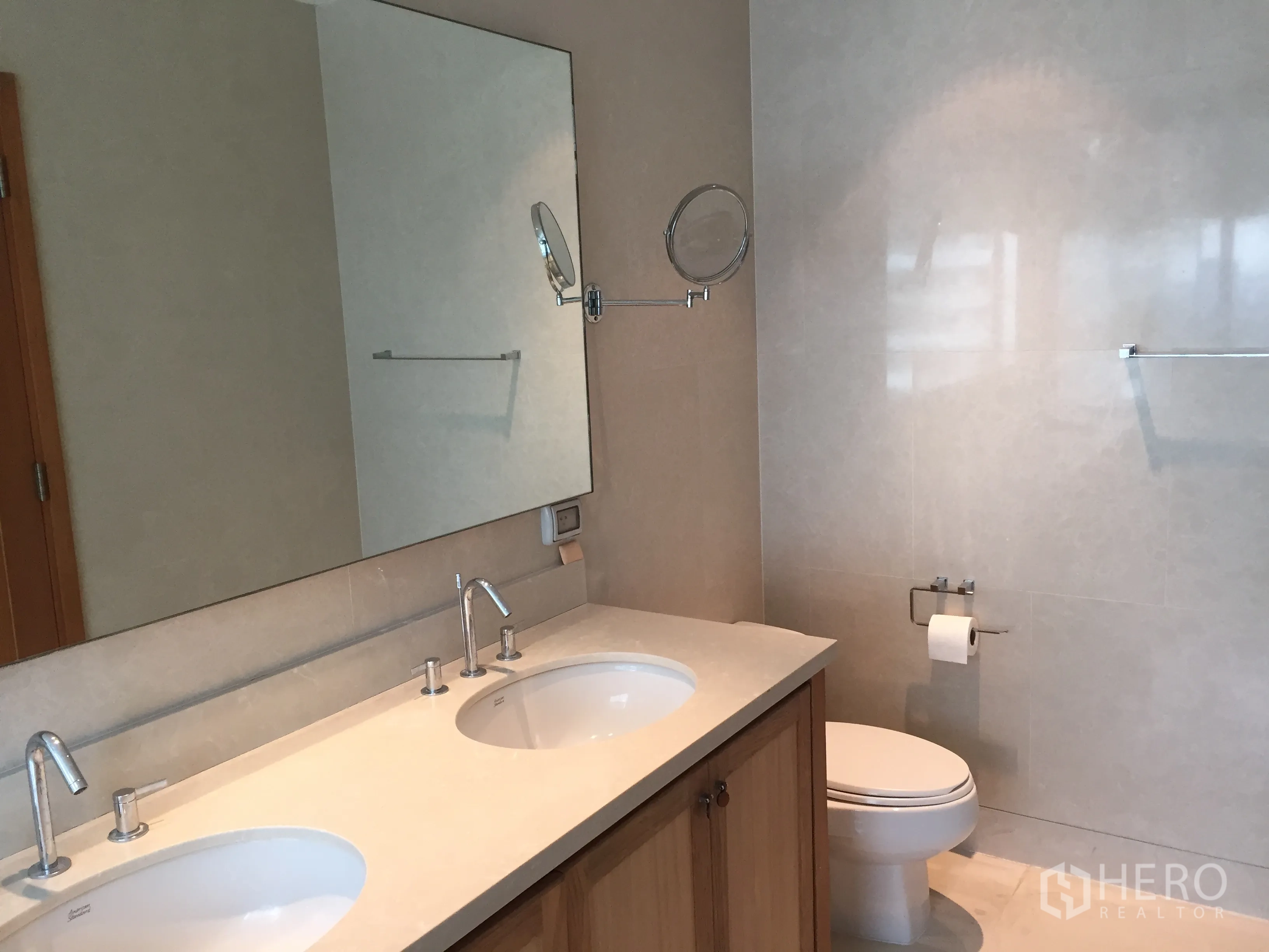 คอนโด ให้เช่าหรือขายในKhlong Toei, Bangkok - ห้องน้ำสไตล์โมเดิร์นพร้อมอ่างล้างหน้าแบบคู่ กระจกบานใหญ่ และโถสุขภัณฑ์