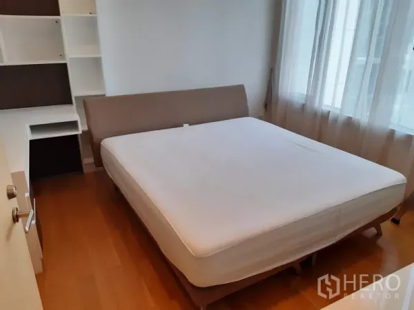 คอนโด ให้เช่าในKhlong Toei, Bangkok - ห้องนอนอบอุ่น เตียงขนาดใหญ่ พร้อมชั้นเก็บของและแสงธรรมชาติผ่านผ้าม่านโปร่ง