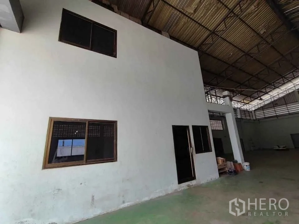 Factory for rent in Mueang Chachoengsao, Chachoengsao - Internal office block wall with windows inside the production hall.