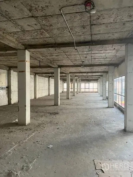 พื้นที่ขายปลีก ให้เช่าในWatthana, Bangkok - พื้นชั้นรูปสี่เหลี่ยมยาว มีเสาเรียงตัว และช่องแสงด้านข้างตลอดแนว