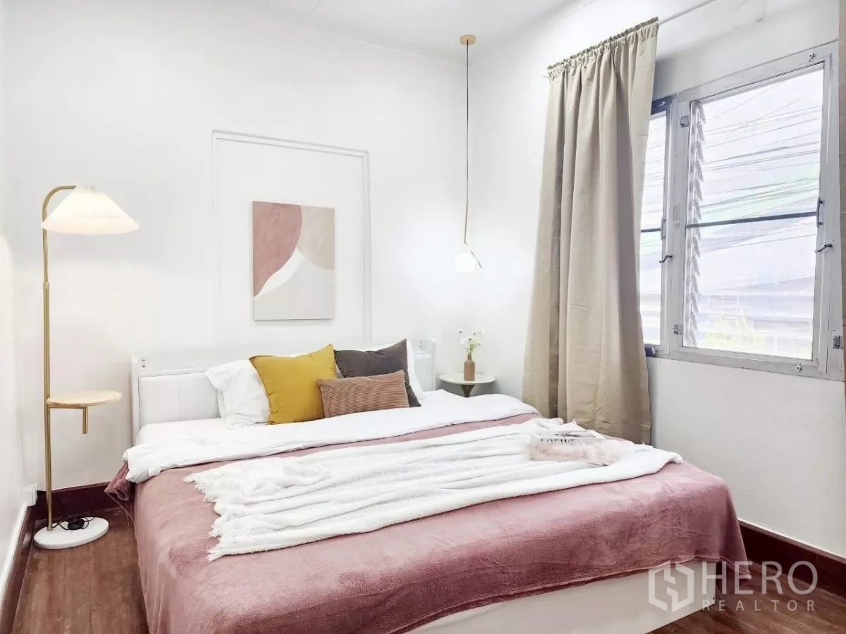 Detached House for rent in Chatuchak, Bangkok - Bright bedroom with bedside table, window and neutral textiles.