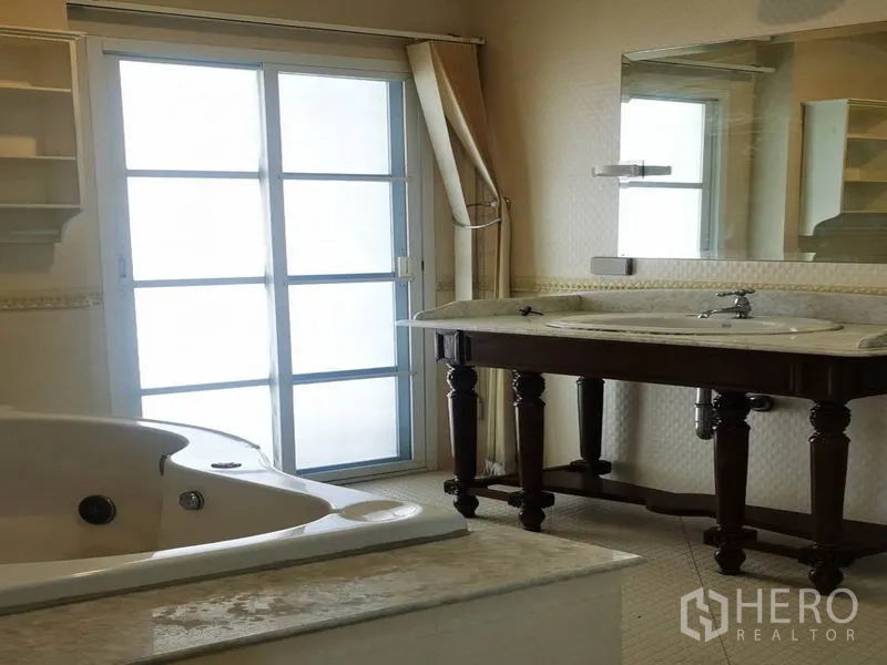 独立式住宅 出租在Mueang Samut Prakan, Samut Prakan - 浴室带按摩浴缸、大型盥洗台和推拉玻璃门