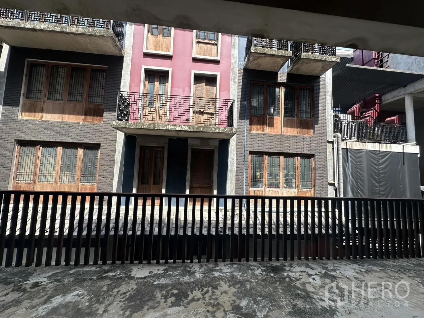 สำนักงานที่บ้าน ให้เช่าในPathum Wan, Bangkok - มุมระเบียงมองออกไปยังอาคารสไตล์ช้อปเฮาส์พร้อมราวเหล็กด้านหน้า