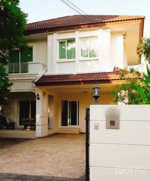 บ้าน ให้เช่าหรือขายในBang Yai, Nonthaburi - บ้านเดี่ยวสองชั้นหลังคากระเบื้อง ประตูรั้ว และลานจอดรถปูพื้นในบางใหญ่