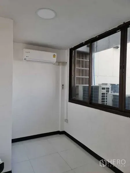 อาคารพาณิชย์ ขายในWatthana, Bangkok - ห้องทำงานเล็กพร้อมหน้าต่างและแอร์ มองเห็นพื้นที่บริการด้านนอก