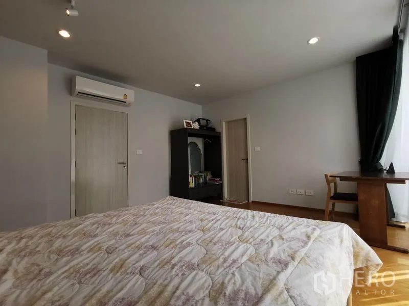 ทาวน์เฮาส์ ขาย - ห้องนอนพร้อมโต๊ะทำงาน เครื่องปรับอากาศ และแสงธรรมชาติ