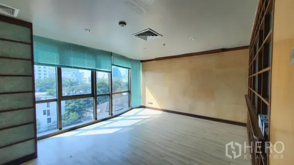 สำนักงาน ให้เช่าในKhlong Toei, Bangkok - ห้องทำงานมุมอาคารสว่าง หน้าต่างกระจกเต็มบานพร้อมมู่ลี่ พื้นไม้โทนอุ่น เห็นวิวเมือง ย่านพร้อมพงษ์