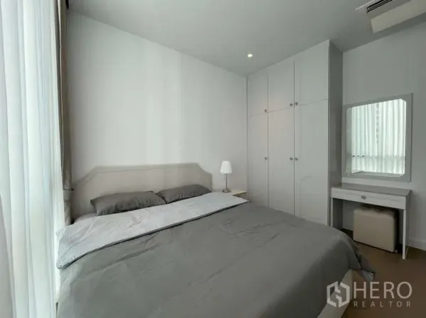 คอนโด ให้เช่าหรือขายในSathon, Bangkok - ห้องนอนอบอุ่นพร้อมตู้เสื้อผ้าบิวท์อินสีขาว โต๊ะเครื่องแป้ง และไฟนุ่มนวล