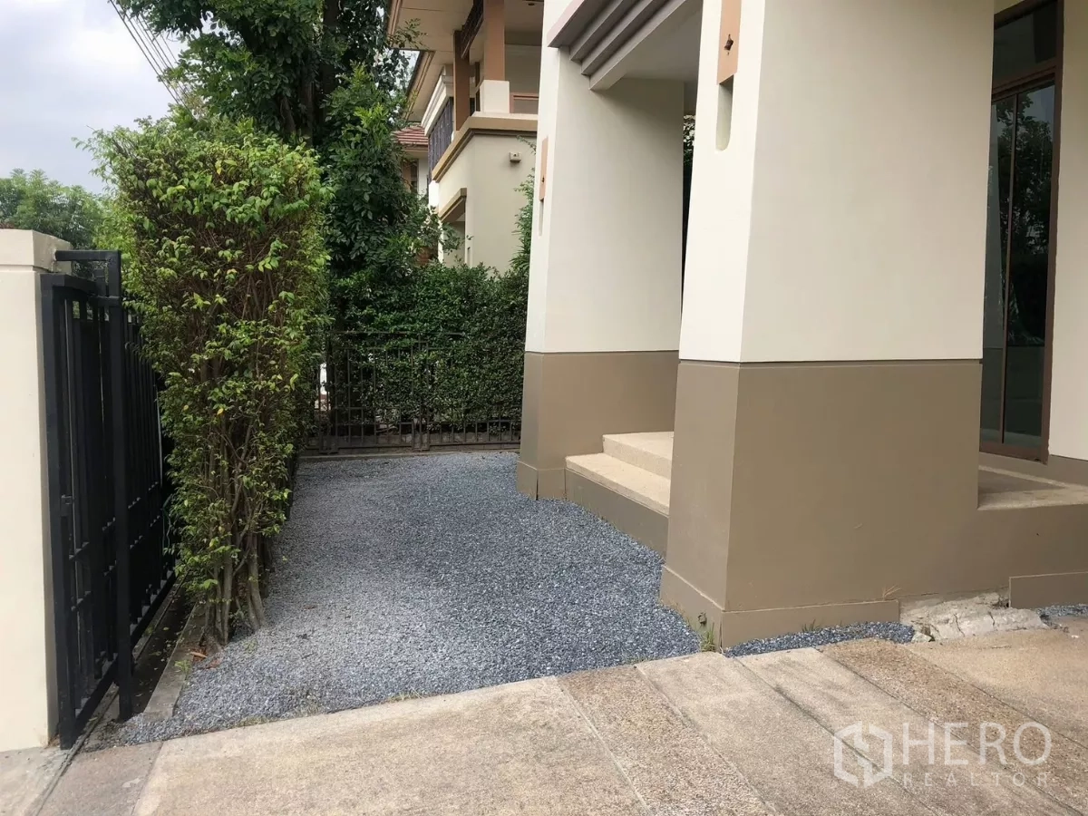 บ้าน ขายในBang Phli, Samut Prakan - ทางรถและเฉลียงหน้าบ้านข้างรั้ว พื้นโรยหินกรวด