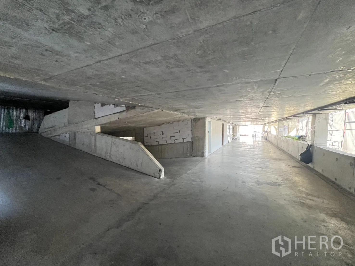 独立商业地产 出售在Watthana, Bangkok - 未完成的混凝土坡道与车行通道。