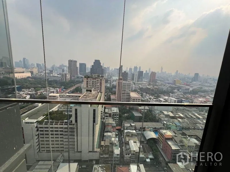 คอนโด ให้เช่าในRatchathewi, Bangkok - วิวระเบียงชั้นสูงเหนือราชเทวีและเส้นขอบฟ้ากรุงเทพฯ