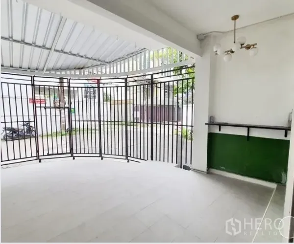 สำนักงานที่บ้าน ให้เช่าในKhlong Toei, Bangkok - เฉลียงหน้าบ้านมีหลังคาและประตูรั้วพับเหล็ก พร้อมโคมไฟเพดาน