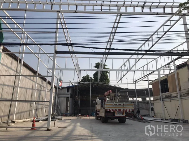 คลังสินค้า ให้เช่าในBang Na, Bangkok - ลานโหลดด้านนอก พร้อมโครงหลังคาเหล็กกำลังก่อสร้าง รองรับรถบรรทุก