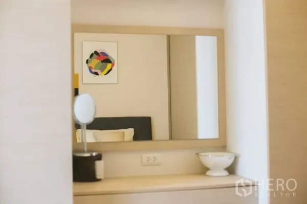 คอนโด ขายในWatthana, Bangkok - โต๊ะเครื่องแป้งพร้อมกระจกสะท้อนห้องนอนบรรยากาศอบอุ่นและภาพศิลปะสีสันสดใสบนผนัง.