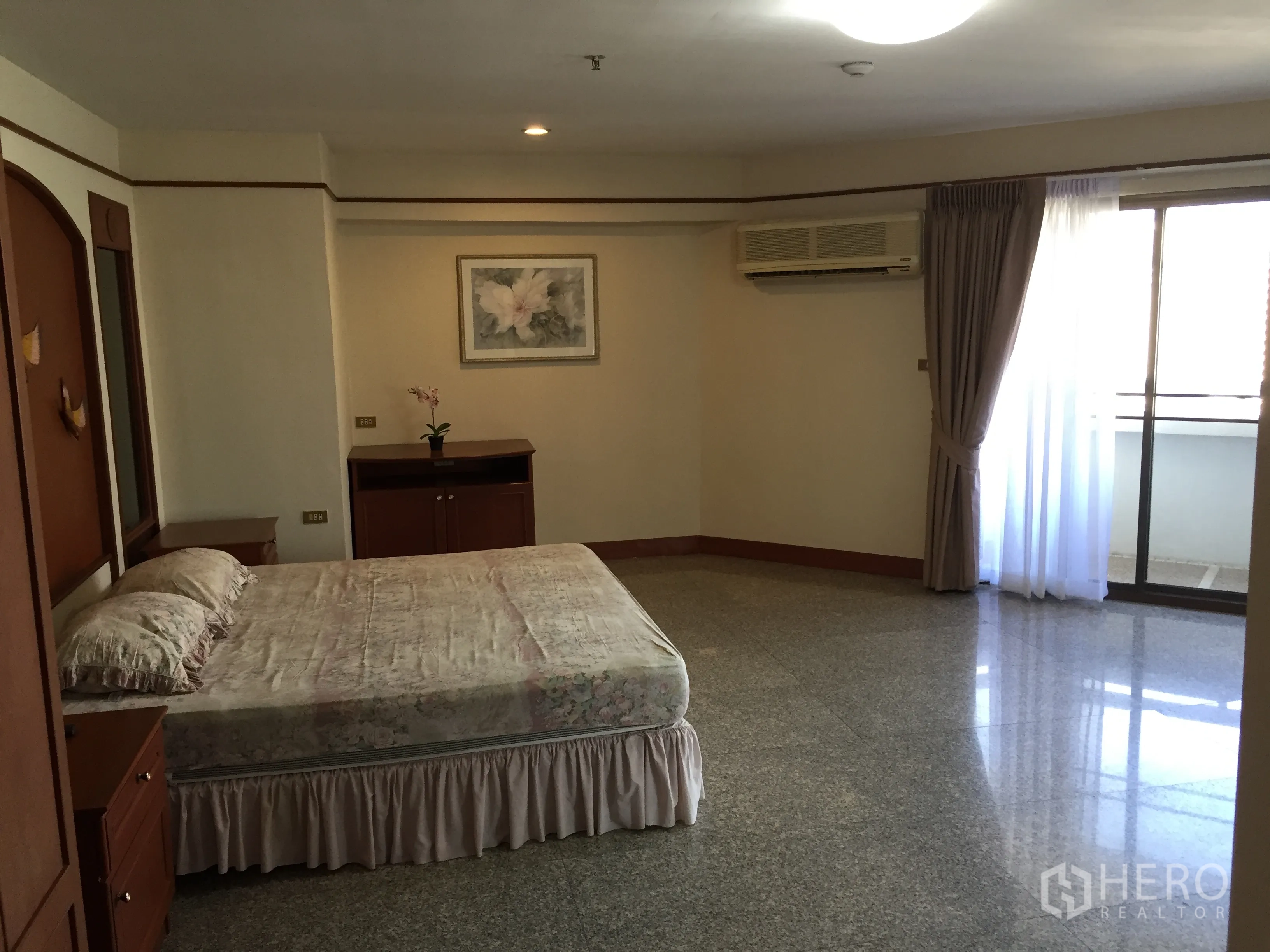 คอนโด ให้เช่าในWatthana, Bangkok - ห้องนอนมาสเตอร์เตียงคิง มีประตูกระจกบานเลื่อนออกระเบียง ผ้าม่าน เครื่องปรับอากาศติดผนัง และตู้บิวท์อิน