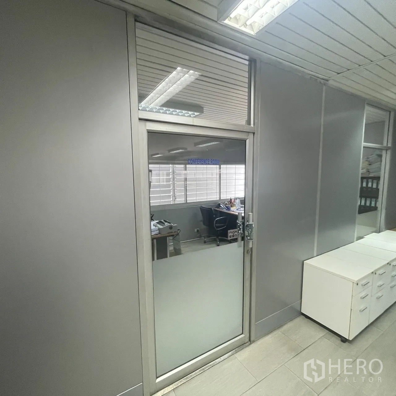 工厂 出租在Khlong Toei, Bangkok - 办公翼楼内的磨砂玻璃会议室门。