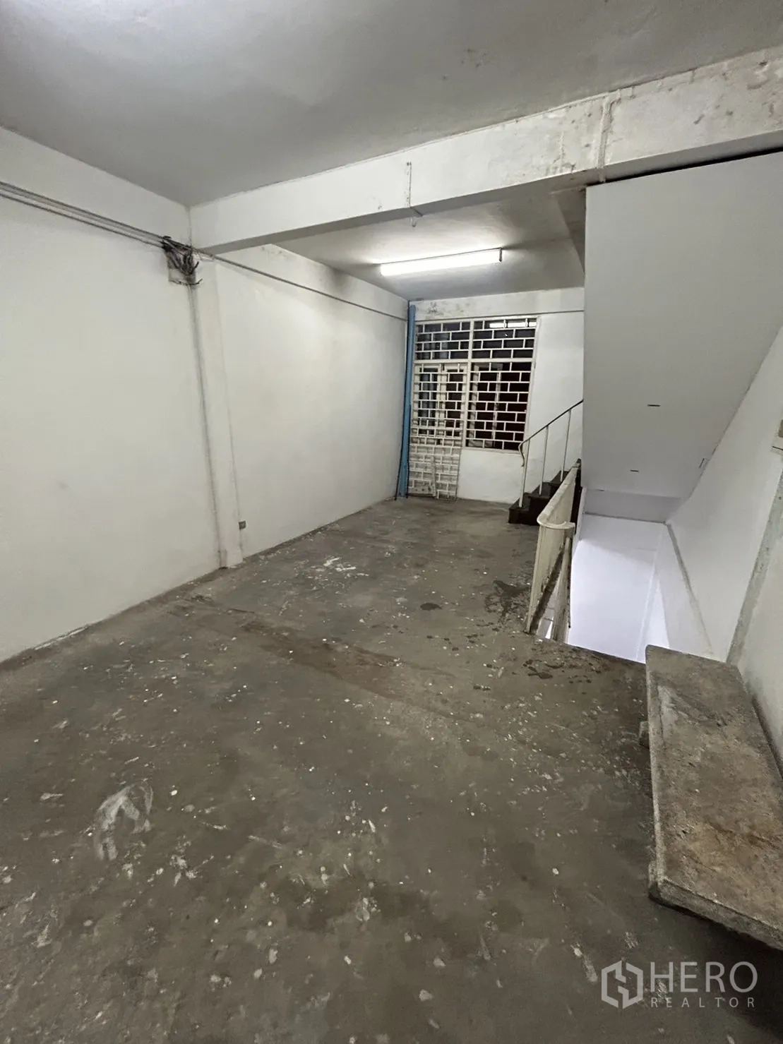 อาคารพาณิชย์ ให้เช่าในKhlong Toei, Bangkok - พื้นที่เก็บของพื้นคอนกรีต มีกริลเหล็กและบันไดลงชั้นล่าง