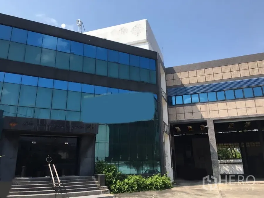 货栈 出租或出售在Bang Kapi, Bangkok - 玻璃幕墙办公楼与仓库相连，带有遮雨装卸入口。