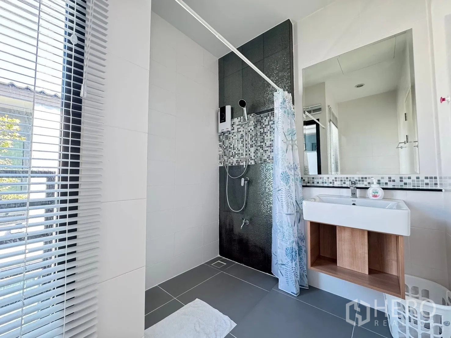 Townhouse for rent in Saphan Sung, Bangkok - Bathroom with walk-in shower, large mirror and mosaic feature wall.