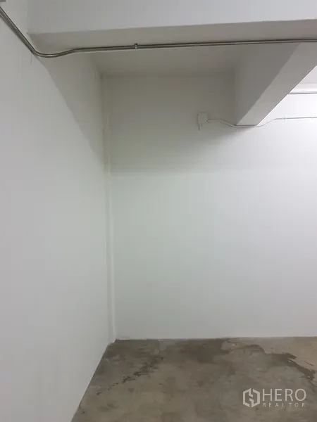 สำนักงานที่บ้าน ขายในKhlong Toei, Bangkok - พื้นที่เอนกประสงค์สีขาว พื้นคอนกรีต