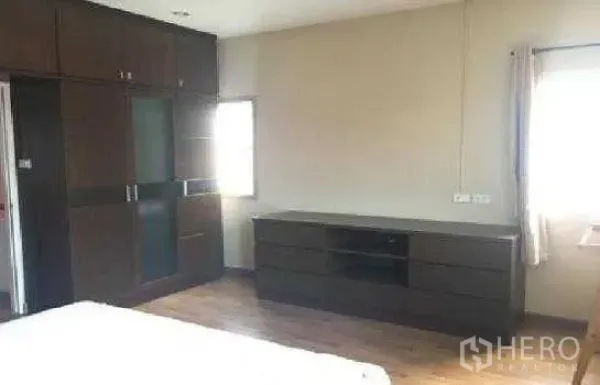 สำนักงานที่บ้าน ให้เช่าในLat Phrao, Bangkok - ห้องนอนใหญ่ ตู้เสื้อผ้าบิลท์อิน ชุดลิ้นชักยาว พื้นไม้ และหน้าต่าง