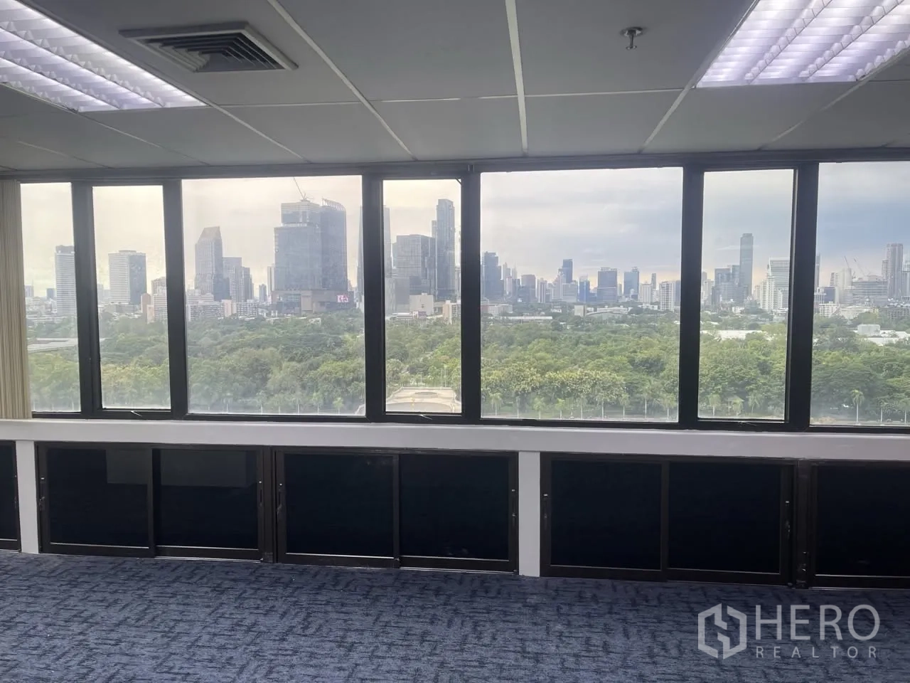 Office Space for rent in Khlong Toei, Bangkok - Panoramic city and green park outlook through wide office windows.