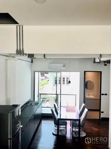 ทาวน์เฮาส์ ให้เช่าหรือขายในKhlong Toei, Bangkok - มุมทานอาหารพร้อมประตูกระจกออกระเบียง ถัดไปเป็นห้องน้ำแขก