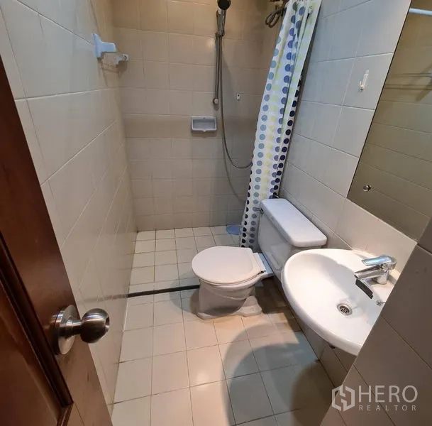 คอนโด ให้เช่าหรือขายในWatthana, Bangkok - ห้องน้ำที่สองพร้อมพื้นที่อาบน้ำแบบวอล์กอิน โถสุขภัณฑ์ และอ่างล้างหน้า โทนกระเบื้องสีอ่อน