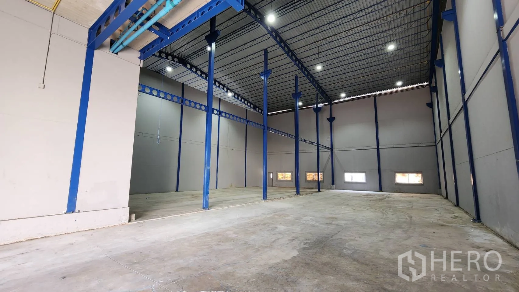 คลังสินค้า ให้เช่าในKrathum Baen, Samut Sakhon - โซนจัดเก็บสินค้าพื้นที่กว้าง โครงสร้างเหล็ก ไฟ LED และพื้นคอนกรีตรับน้ำหนักงานหนัก