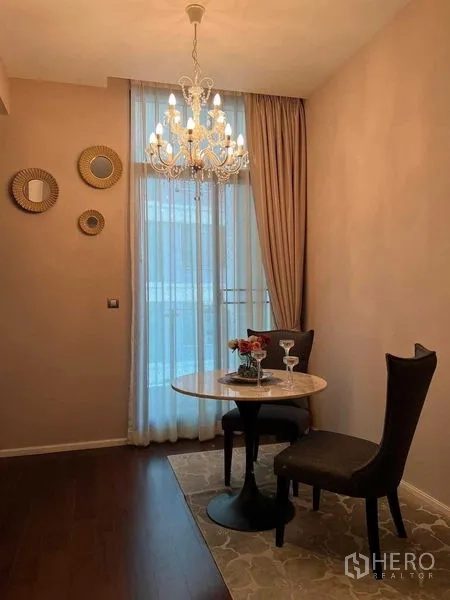 คอนโด ให้เช่าในWatthana, Bangkok - มุมรับประทานอาหารบรรยากาศอบอุ่น โคมแชนเดอเลียร์ โต๊ะกลมสำหรับสองคน และผ้าม่านสูงจรดเพดาน