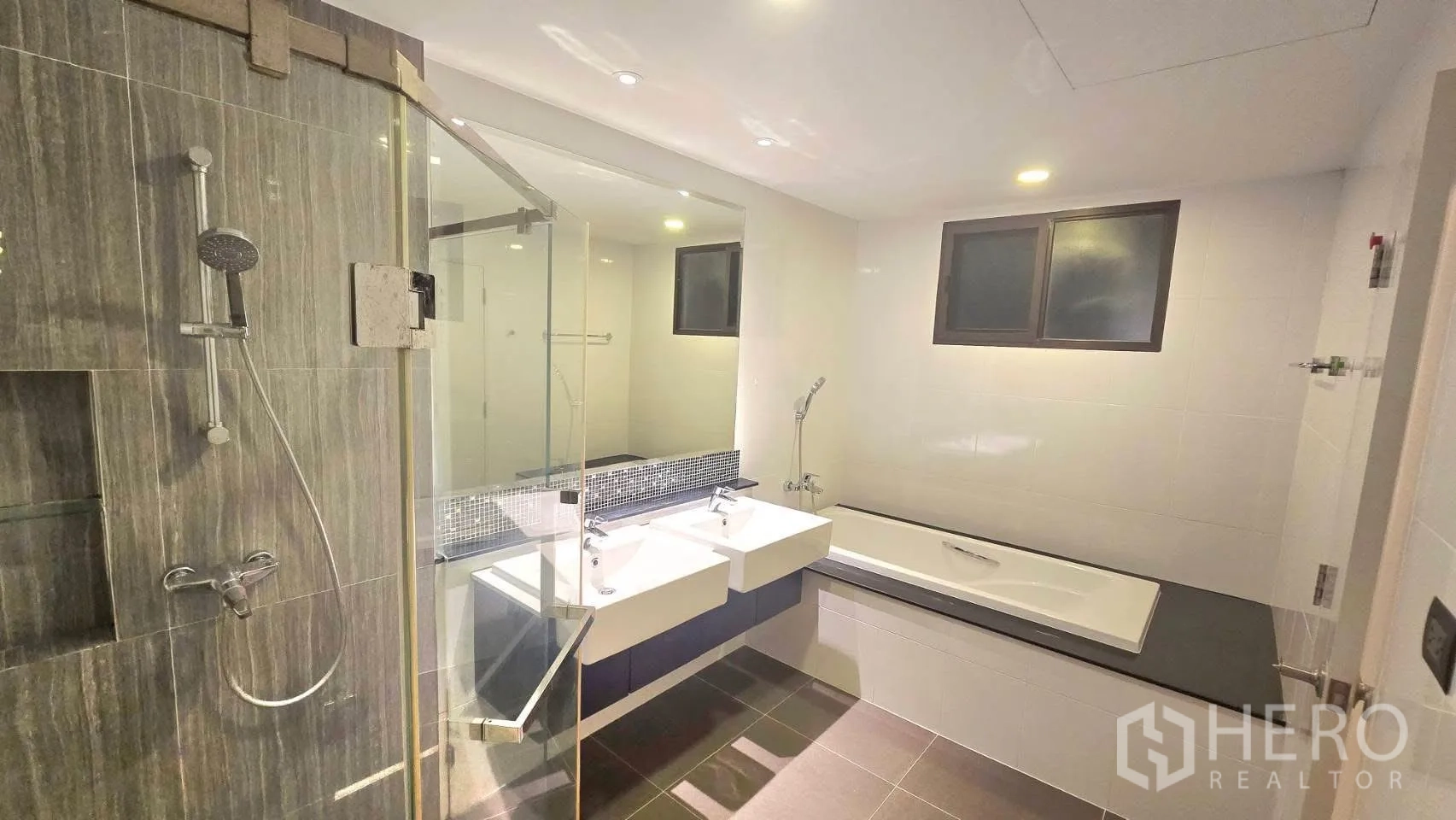 Detached House for rent in Prawet, Bangkok - Master bathroom with glass shower, double sinks, bathtub and windows.