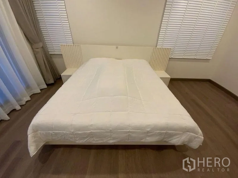 联排别墅 出租在Prawet, Bangkok - 主卧配床，落地窗帘与百叶窗。