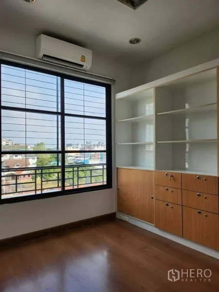 ทาวน์เฮาส์ ให้เช่าหรือขายในWang Thonglang, Bangkok - พื้นที่ทำงานพร้อมชั้นวางของขนาดใหญ่ แอร์ และวิวเมืองผ่านหน้าต่างกว้าง