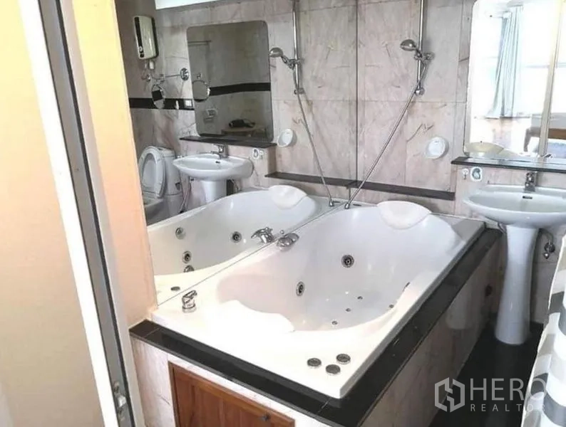 คอนโด ให้เช่าในKhlong Toei, Bangkok - ห้องน้ำพร้อมอ่างจากุซซี่คู่ ฝักบัวคู่ และอ่างล้างหน้าคู่