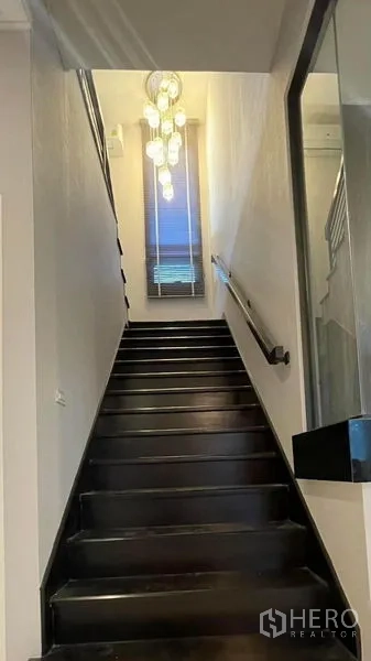 Detached House for rent in Bang Phli, Samut Prakan - Staircase with dark wood steps and pendant lighting