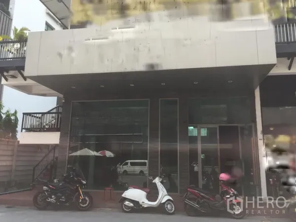 พื้นที่ขายปลีก ให้เช่าในKhlong Toei, Bangkok - หน้าร้านชั้นล่าง กระจกเต็มบาน พร้อมกันสาด มีมอเตอร์ไซค์จอดด้านหน้า