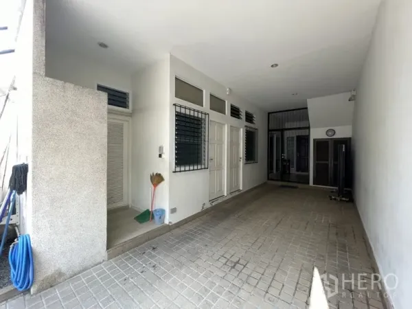 Home Office for rent or sale in Phra Khanong, Bangkok - Shaded carport and entry corridor with tiled floor and multiple doors.