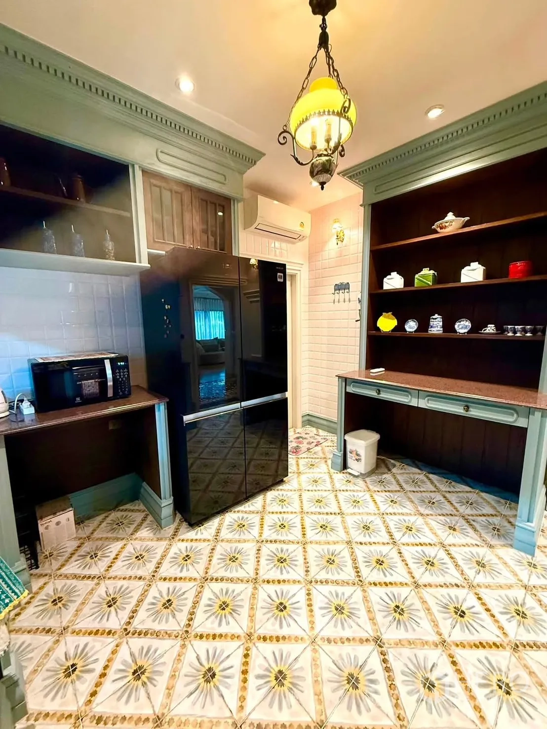 บ้านเดี่ยว for rent in Bang Kapi, Bangkok - ห้องครัวมีตู้เย็นสองประตู ชั้นวางของ และพื้นกระเบื้องลาย.