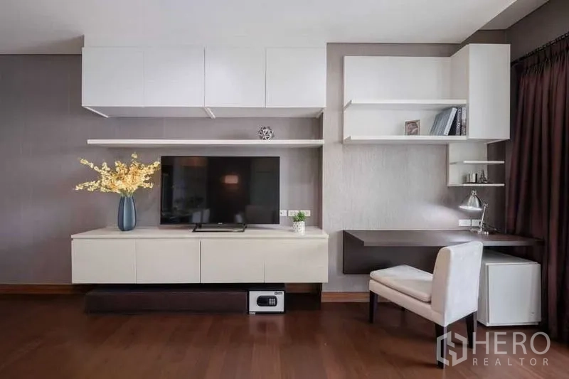 คอนโด ให้เช่าหรือขายในWatthana, Bangkok - พื้นที่นั่งเล่นคอนโดย่านทองหล่อ ผนังบิลท์อินทีวี ชั้นลอย มุมทำงาน และพื้นไม้